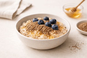 Haferbrei mit Leinsamen und Blaubeeren