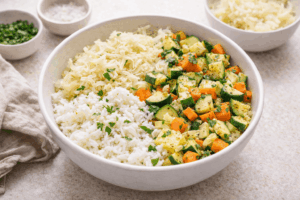 Reis-Gemüse-Bowl mit mildem Sauerkraut