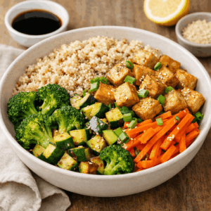 Quinoa-Tofu-Gemüse-Bowl